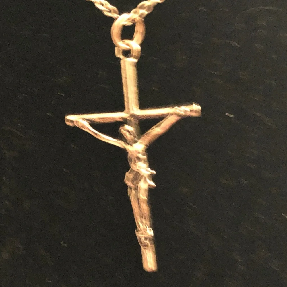 Elegant Gold Crucifix Pendant Necklace - Picture 2 of 7